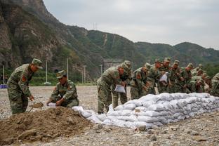 梅西、苏亚雷斯和对手爆发激烈争吵